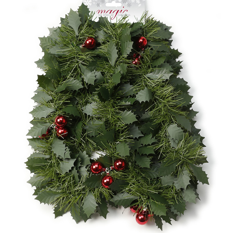 Pakket van 2x stuks groene kerst hulst/dennenslinger guirlandes met besjes 270 cm -