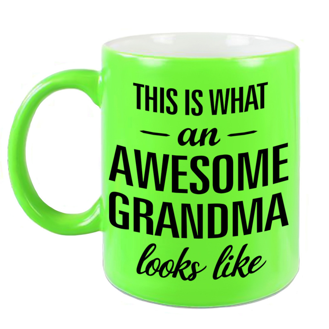 Awesome grandma / oma neon groene cadeau mok / beker 330 ml -