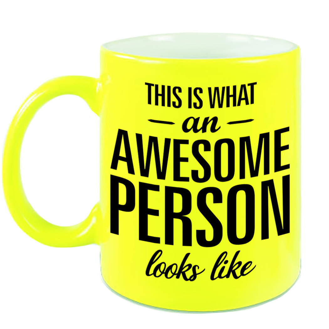 Awesome person / persoon cadeau mok / beker neon geel 330 ml -