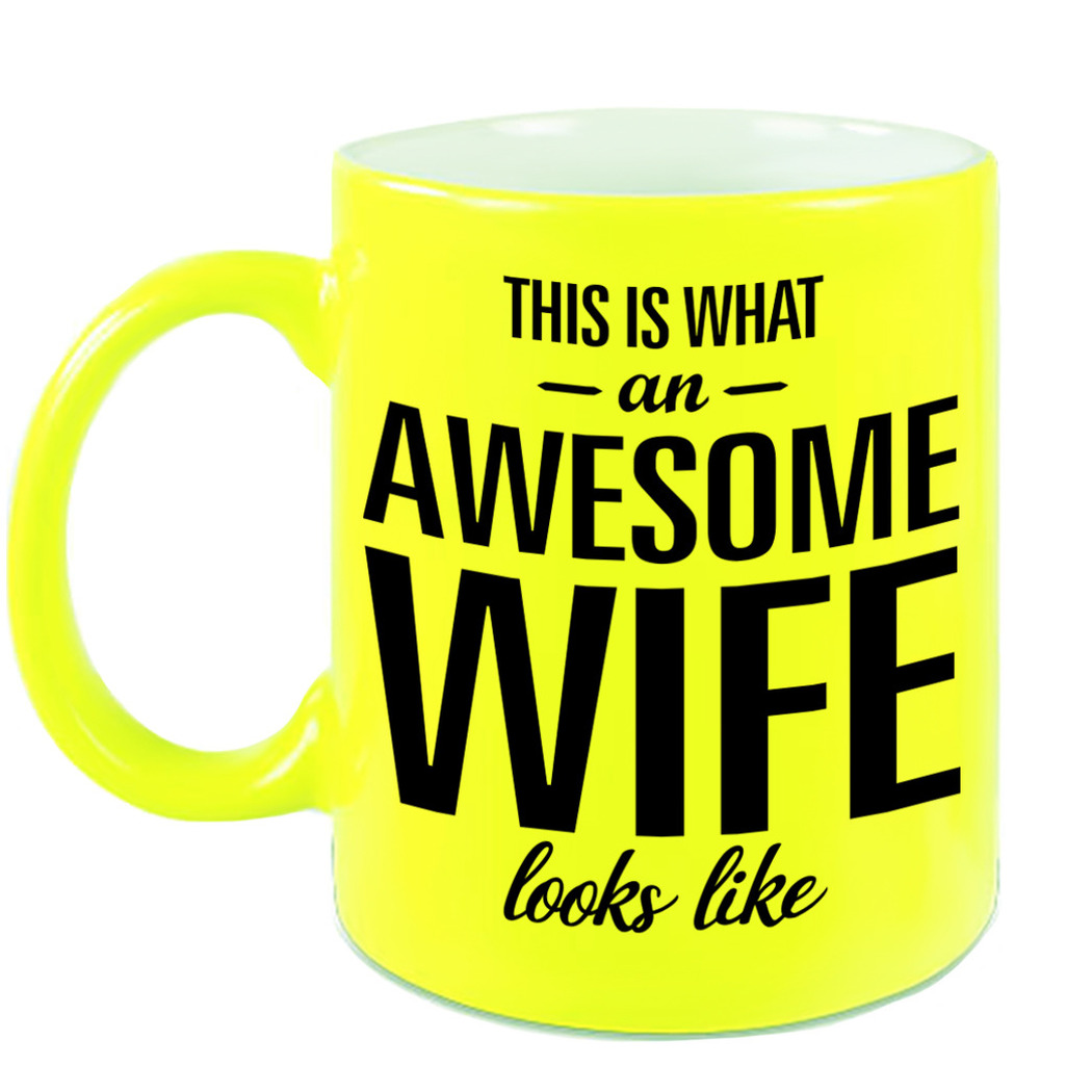 Awesome wife / echtgenote neon gele cadeau mok / beker 330 ml -