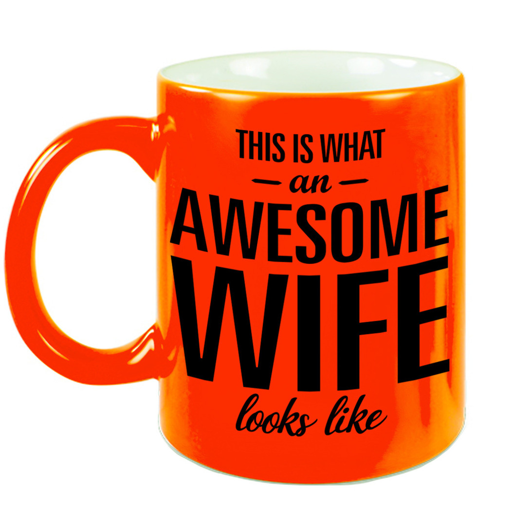 Awesome wife / echtgenote neon oranje cadeau mok / beker 330 ml -
