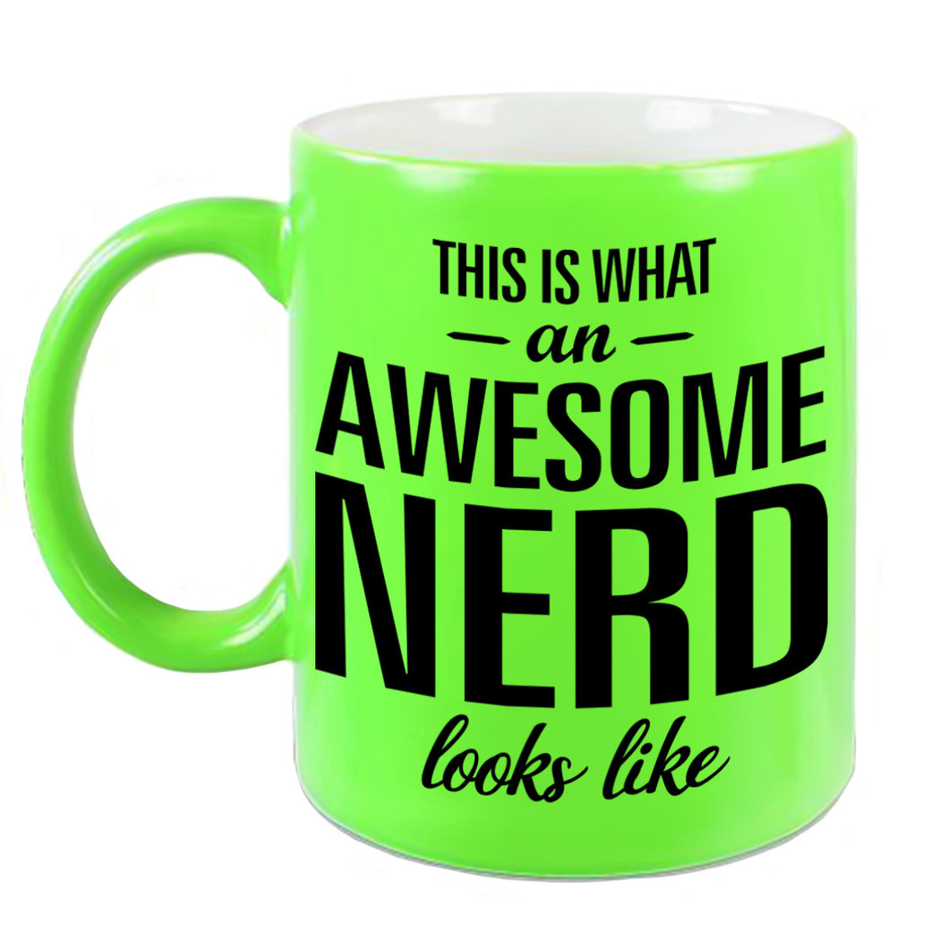 Awesome nerd / slimmerik cadeau mok / beker neon groen 330 ml -