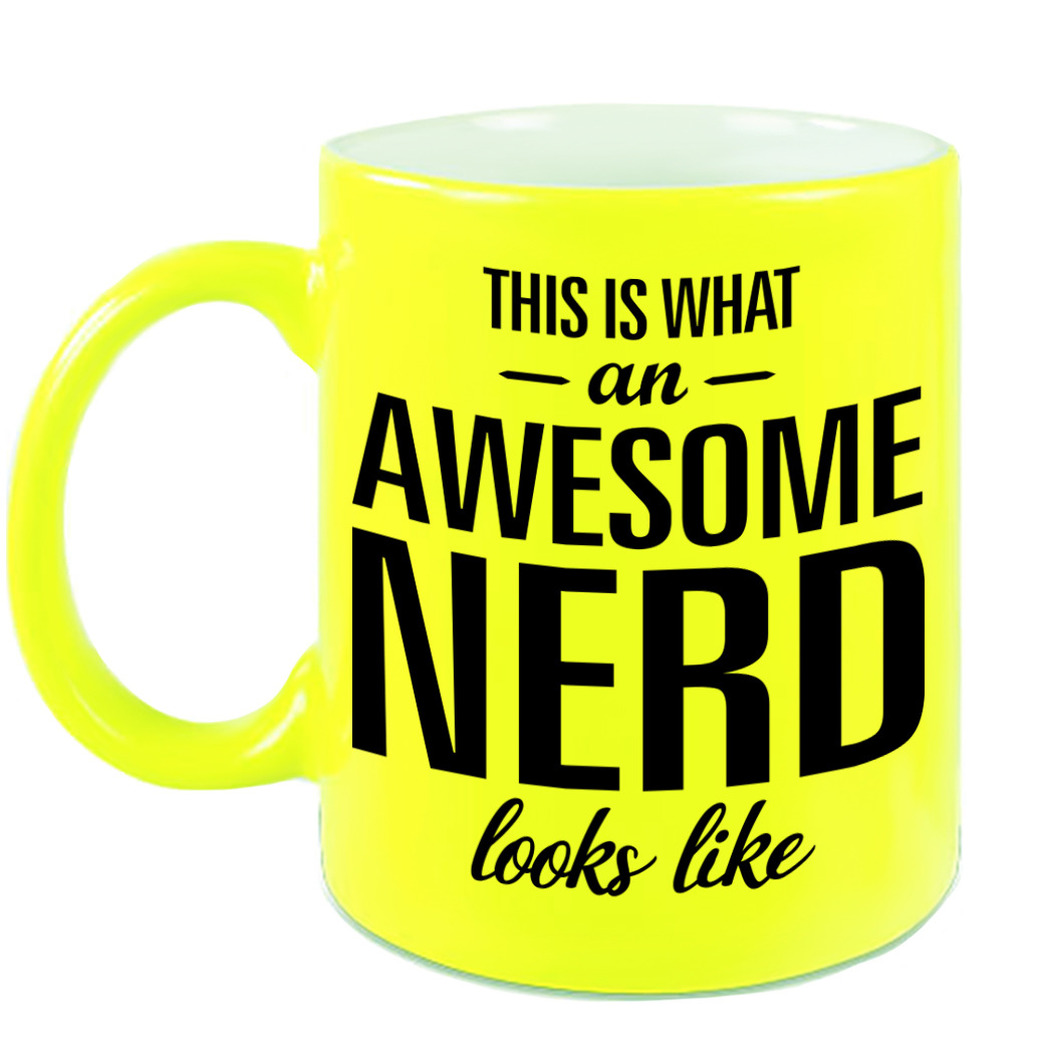 Awesome nerd / slimmerik cadeau mok / beker neon geel 330 ml -