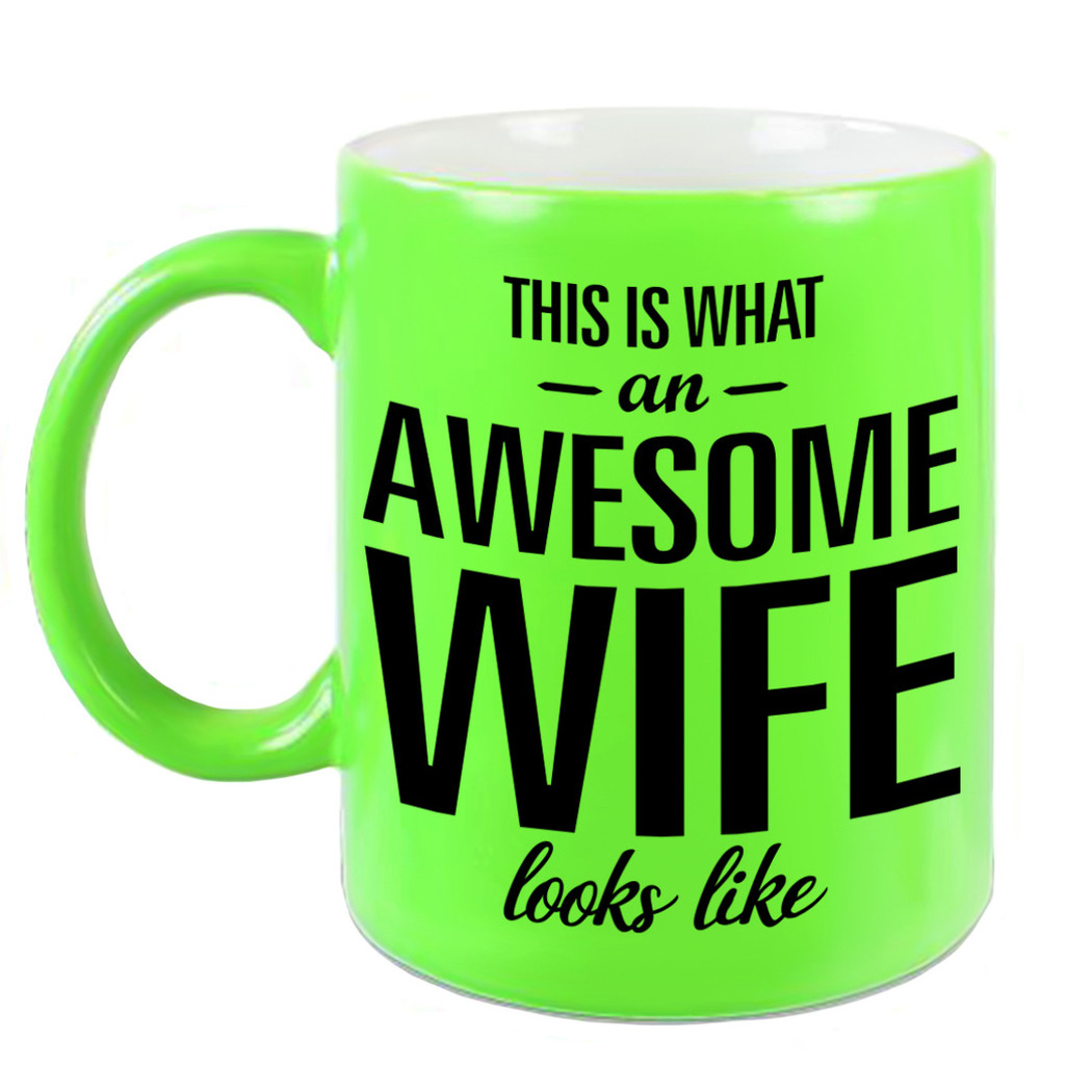 Awesome wife / echtgenote neon groene cadeau mok / beker 330 ml -
