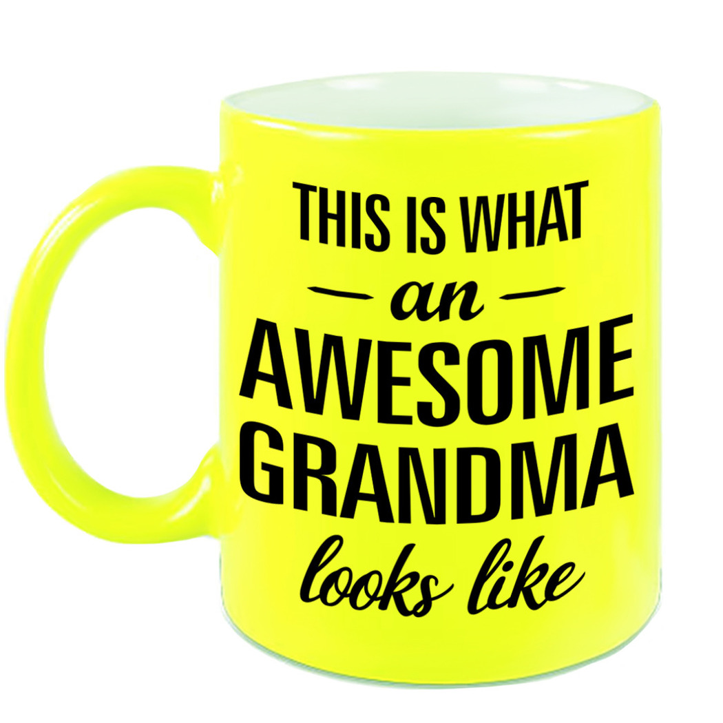 Awesome grandma / oma neon gele cadeau mok / beker 330 ml -