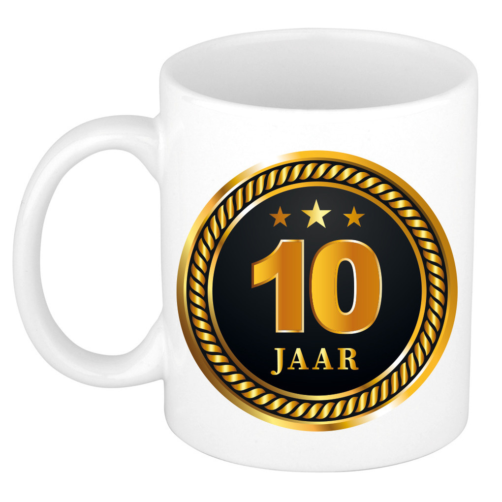 10 jaar cadeau mok / beker medaille goud zwart voor verjaardag/ jubileum - cadeau 10 jaar getrouwd -