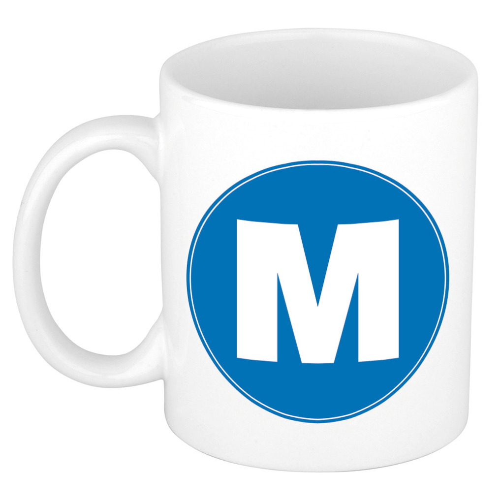 Mok / beker met de letter M blauwe bedrukking voor het maken van een naam / woord of team -