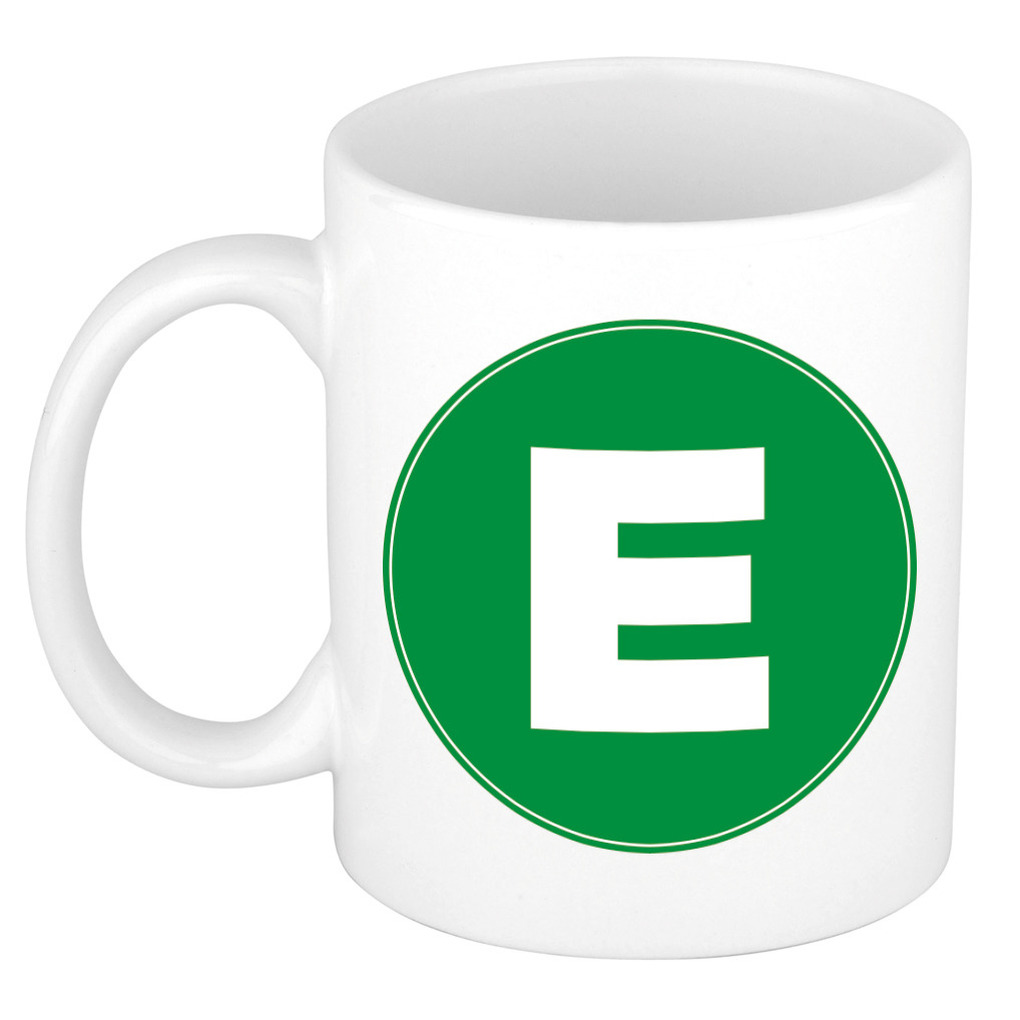 Mok / beker met de letter E groene bedrukking voor het maken van een naam / woord of team -