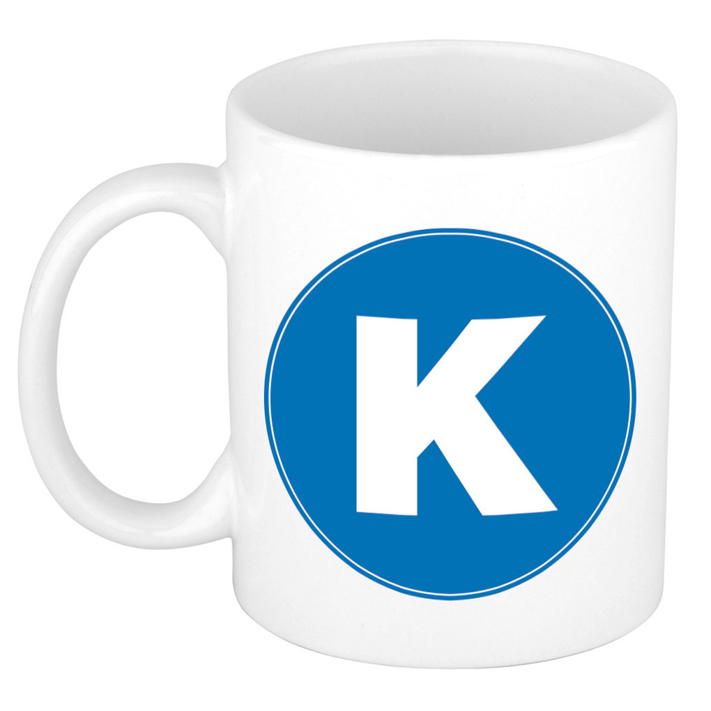 Mok / beker met de letter K blauwe bedrukking voor het maken van een naam / woord of team -