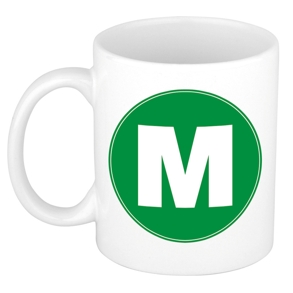 Mok / beker met de letter M groene bedrukking voor het maken van een naam / woord of team -