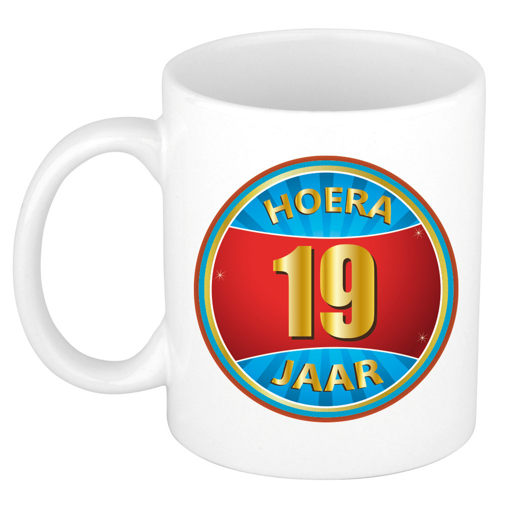 Verjaardag mok / beker hoera 19 jaar verjaardagscadeau -