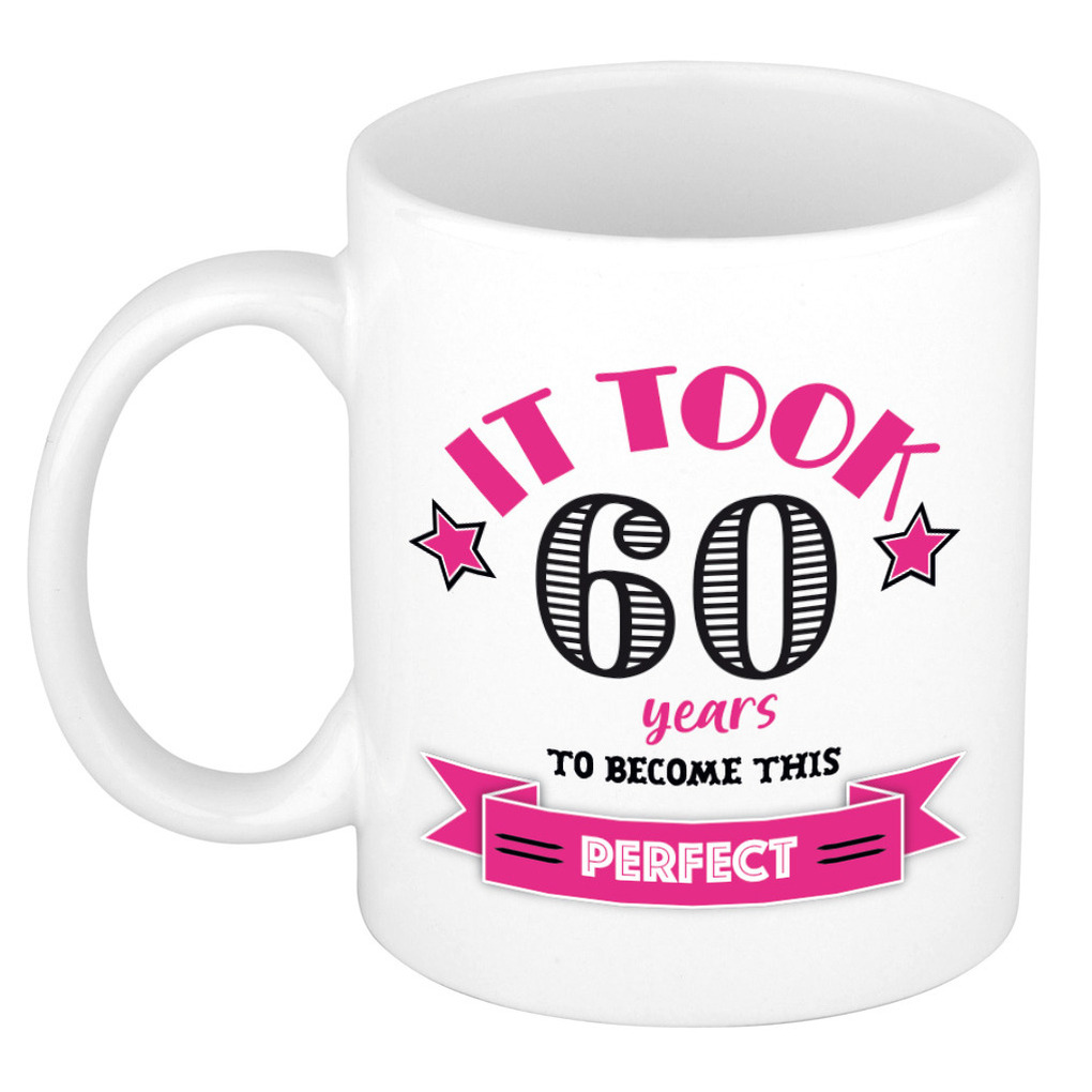 Verjaardag cadeau mok 60 jaar - roze - grappig - 300 ml - keramiek -