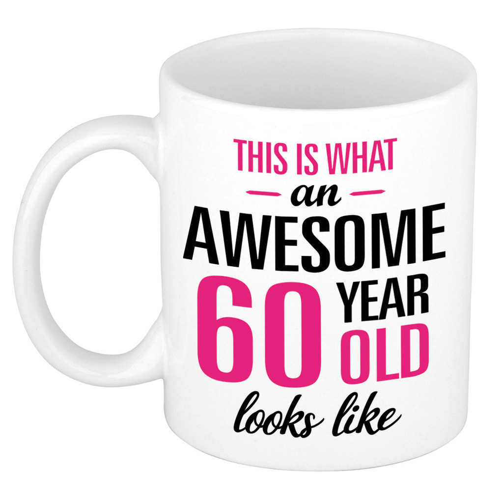 Verjaardag cadeau mok 60 jaar - roze - grappige tekst - 300 ml - keramiek -