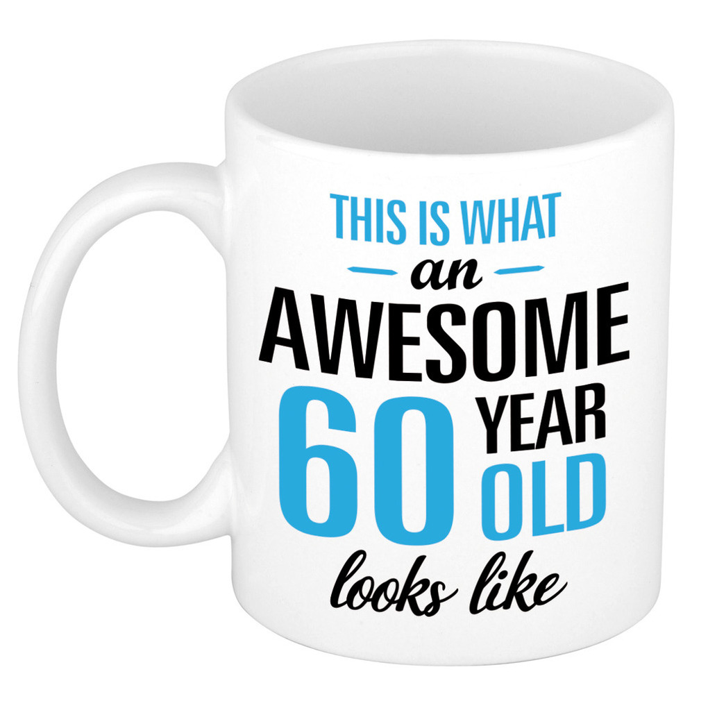 Verjaardag cadeau mok 60 jaar - blauw - grappige tekst - 300 ml - keramiek -