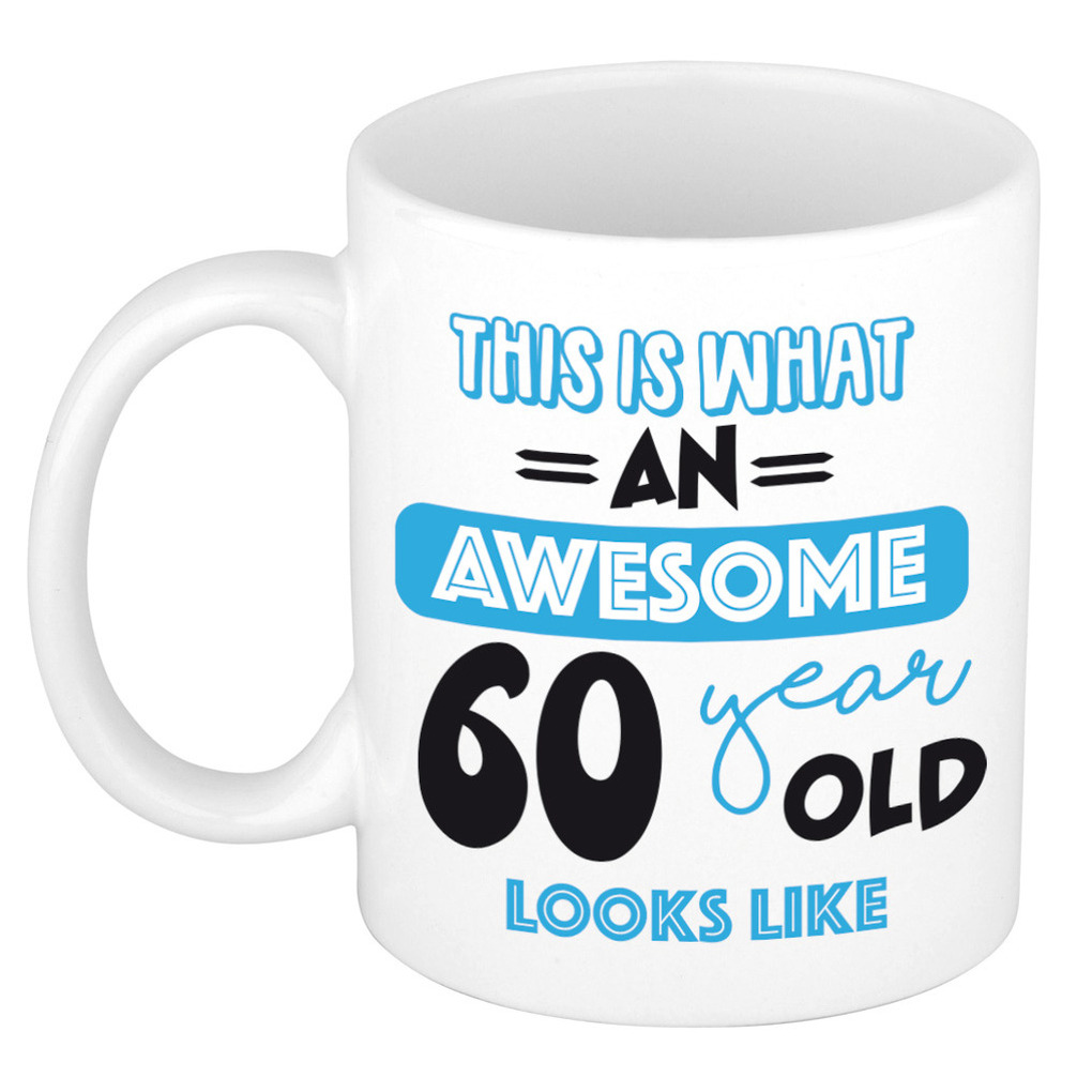 Verjaardag cadeau mok 60 jaar - blauw - grappige tekst - 300 ml - keramiek -