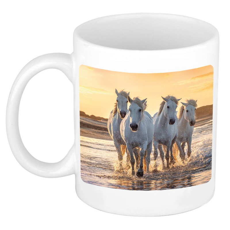 Dravende witte paarden op strand mok / beker wit 300 ml -