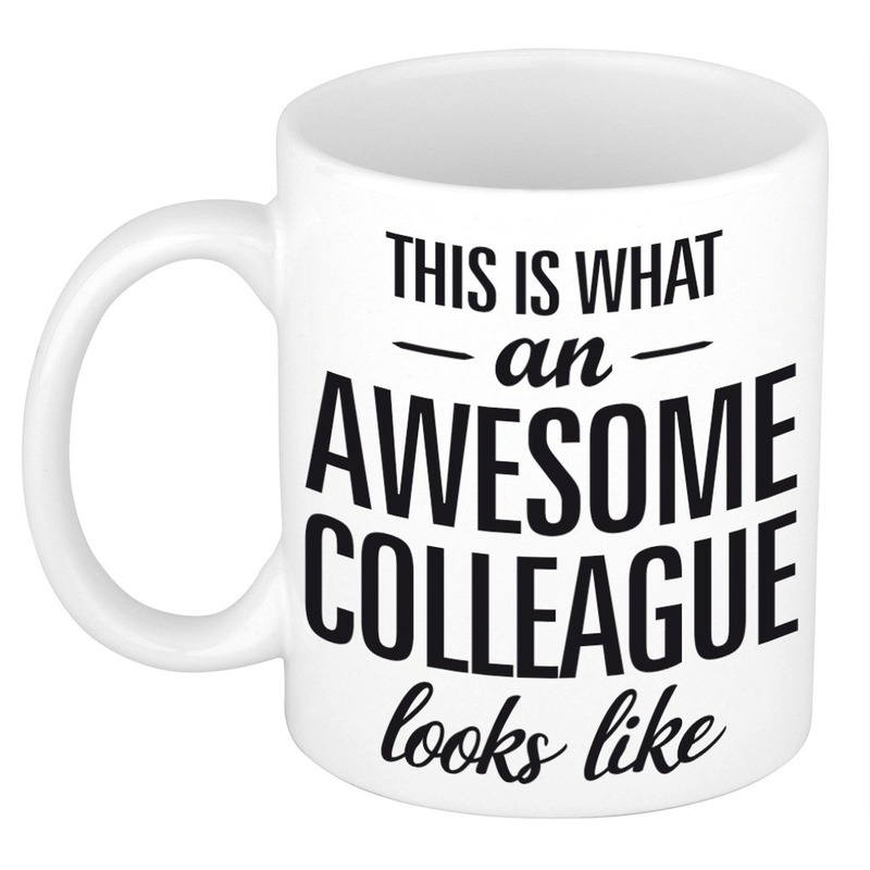 2x Awesome colleague cadeau mok / beker voor collega 300 ml -