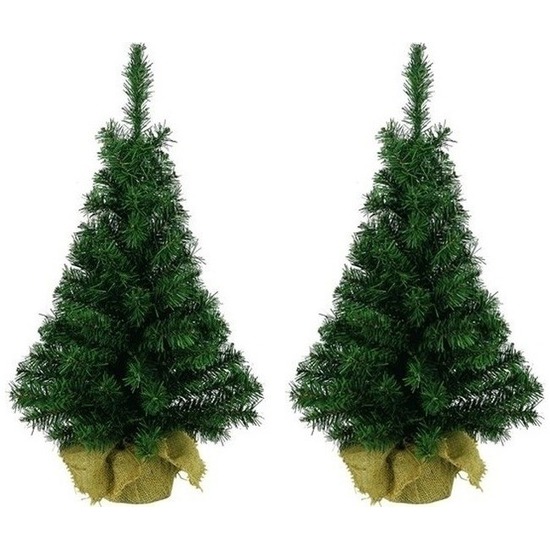 2x Groene kunst kerstbomen 90 cm met jute zak/kluit -